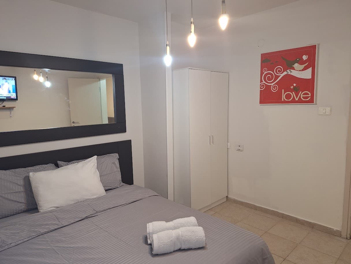 חדר שינה אדומה.jpg