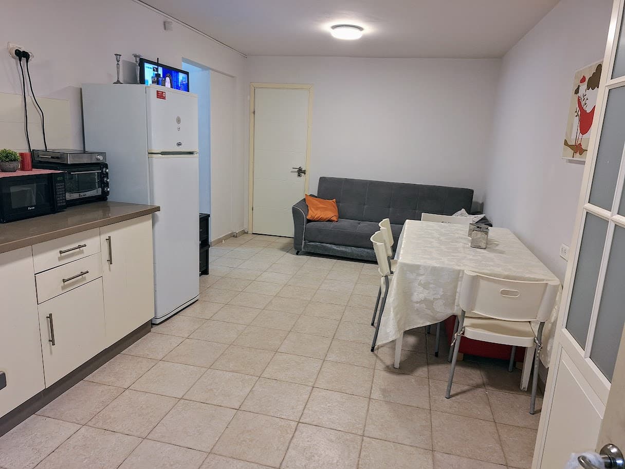 סלון אדומה.jpg