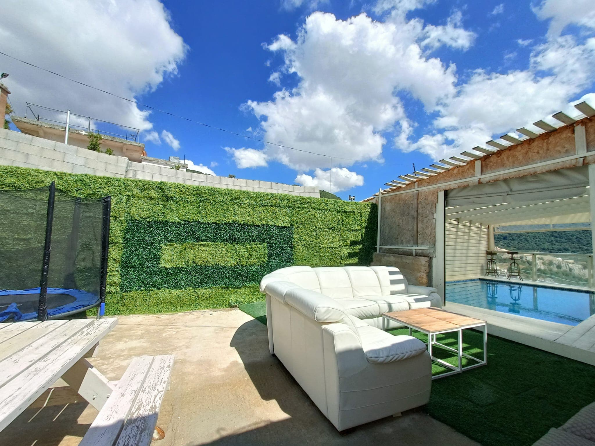 בריכה פינת מנגל.jpg